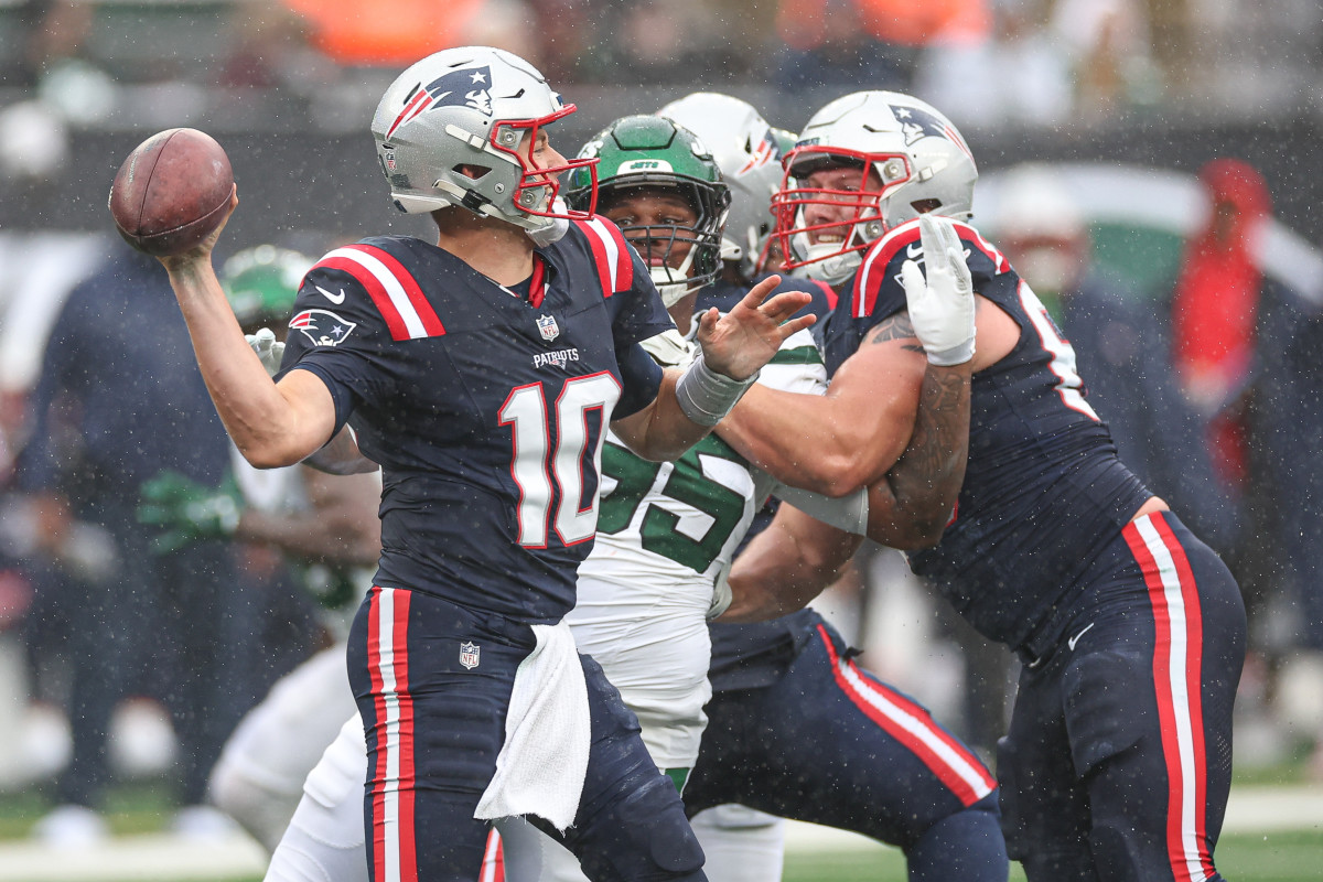 New England Patriots quarterback Mac Jones (10) throws the ball as New York Jets defensive tackle Quinnen Williams (95) during the first half at MetLife Stadium.