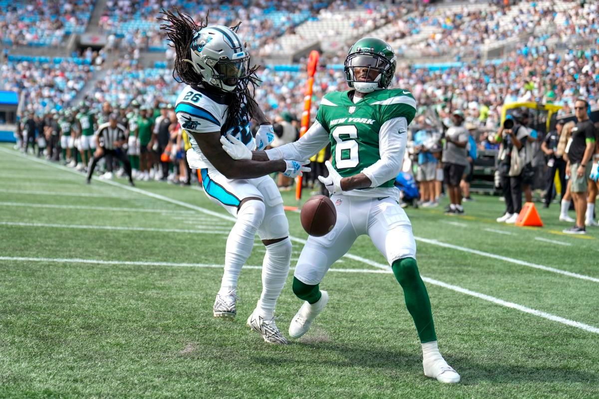 Jets' WR Mecole Hardman (6) in an NFL Preseason game against the Panthers