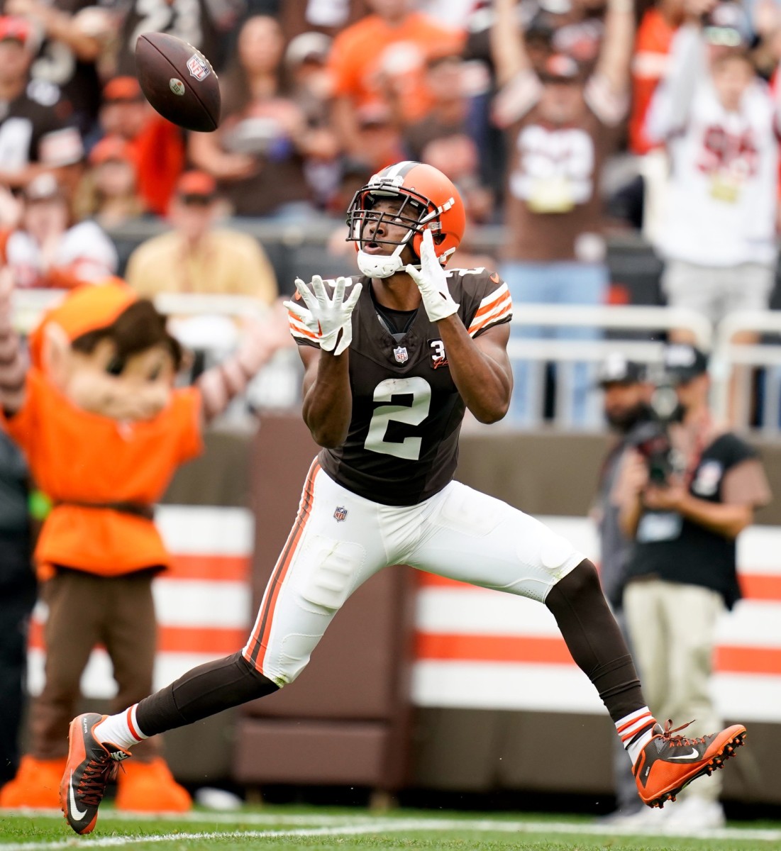 Cleveland Browns wide receiver Amari Cooper (2) pulls in a catch for a touchdown against the Tennessee Titans during the fourth quarter in Cleveland, Ohio, Sunday, Sept. 24, 2023.