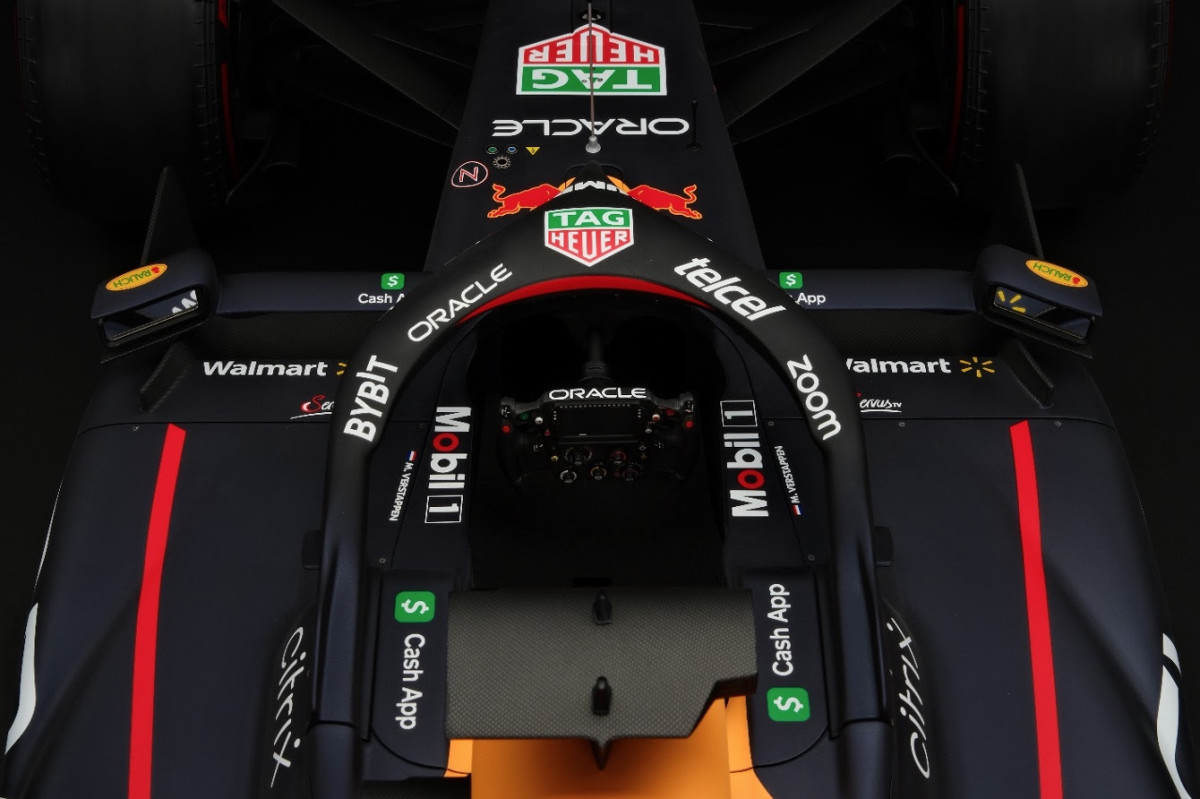 Revealing the Oracle Red Bull Racing RB18 at 1:4 scale – Amalgam Collection