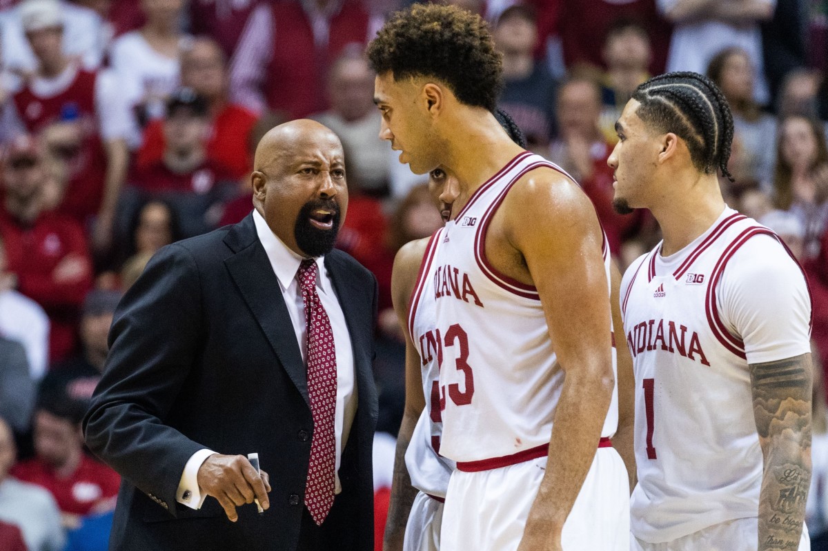 Indiana Hoosiers head coach Mike Woodson instructs Trayce Jackson-Davis and Jalen Hood-Schifino in the second half against the Michigan Wolverines at Simon Skjodt Assembly Hall.