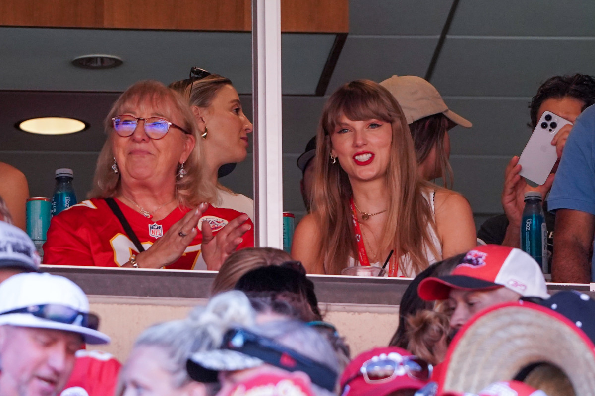 Taylor Swift Changes 'Karma' Lyrics for Travis Kelce on Eras Tour - Sports  Illustrated Kansas City Chiefs News, Analysis and More