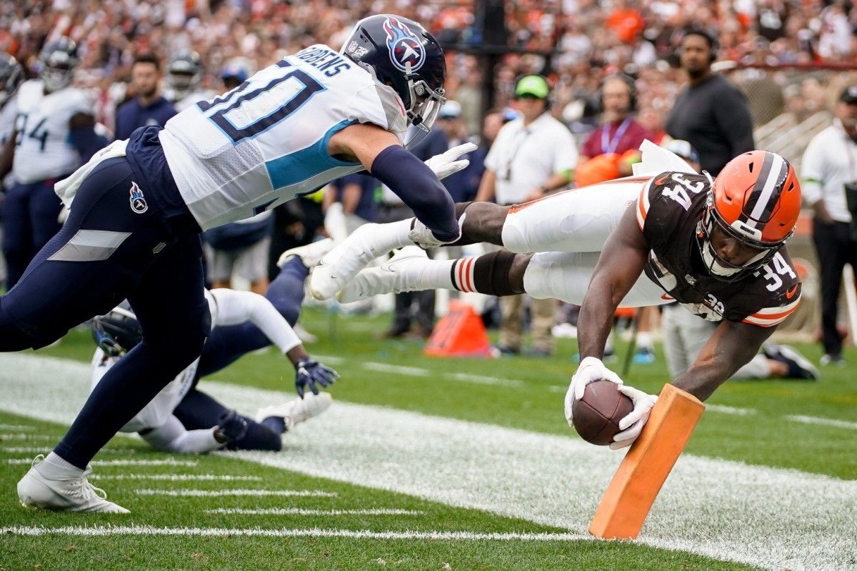 Cleveland Browns running back Jerome Ford (34) scores a touchdown past Tennessee Titans linebacker Jack Gibbens (50) during the third quarter at Cleveland Browns Stadium in Cleveland, Ohio., Sunday, Sept. 24, 2023.