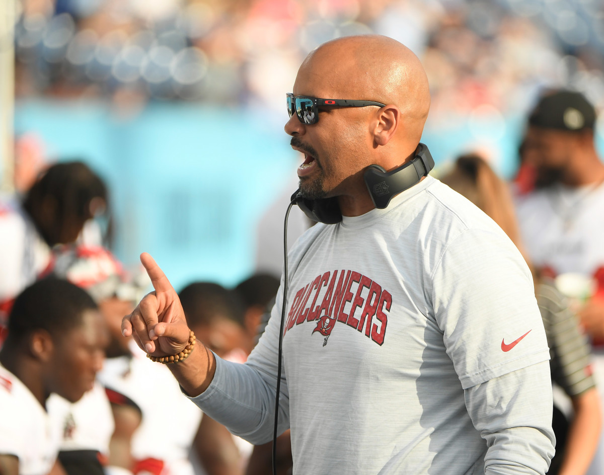 Buccaneers linebacker coach Larry Foote talks with the team