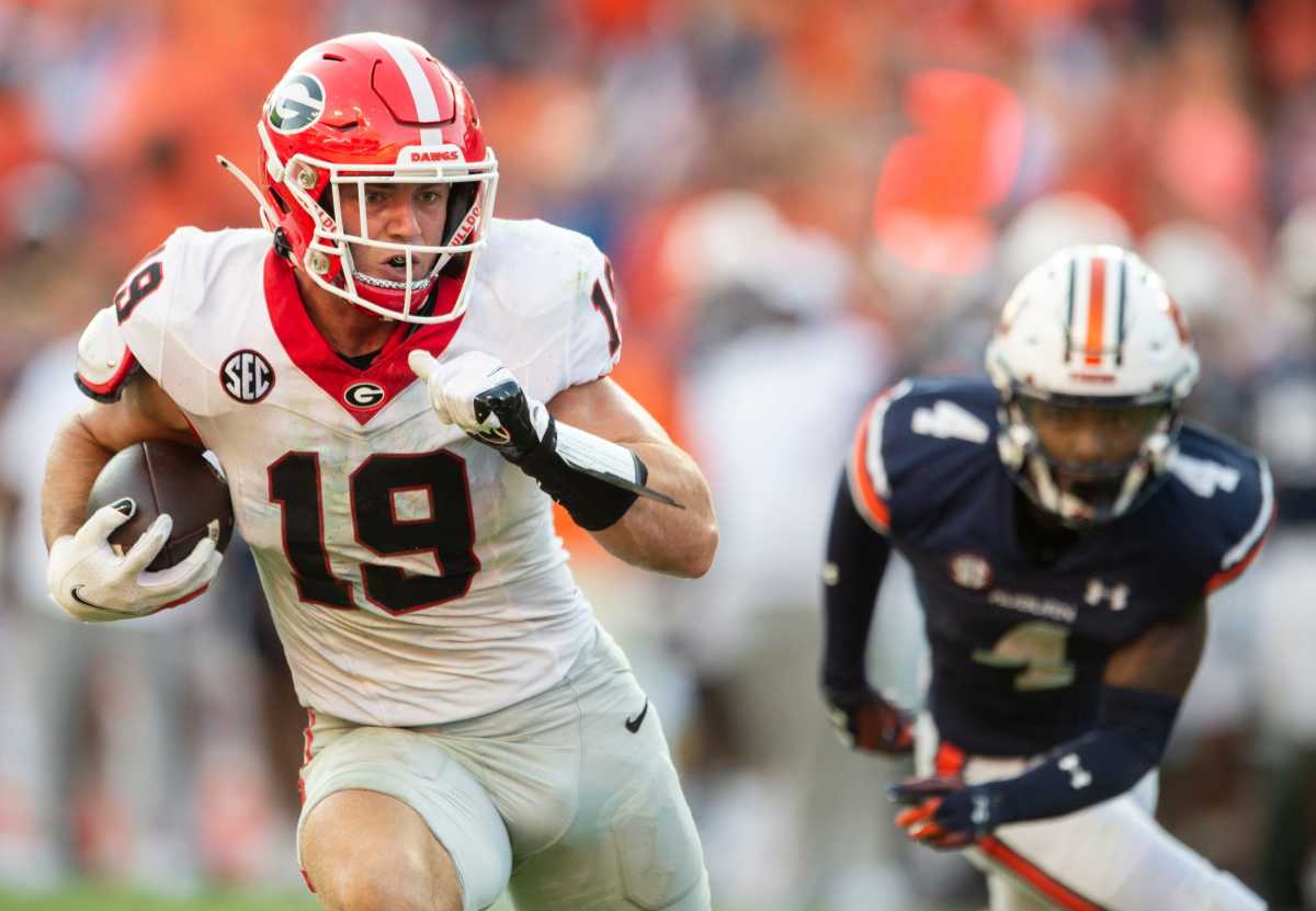 Georgia Bulldogs tight end Brock Bowers (19) runs the ball into the end zone after a catch for the game-sealing touchdown as Auburn Tigers take on Georgia Bulldogs at Jordan-Hare Stadium