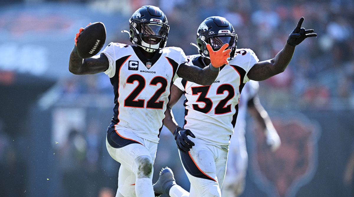 Kareem Jackson celebrates after his interception against the Bears