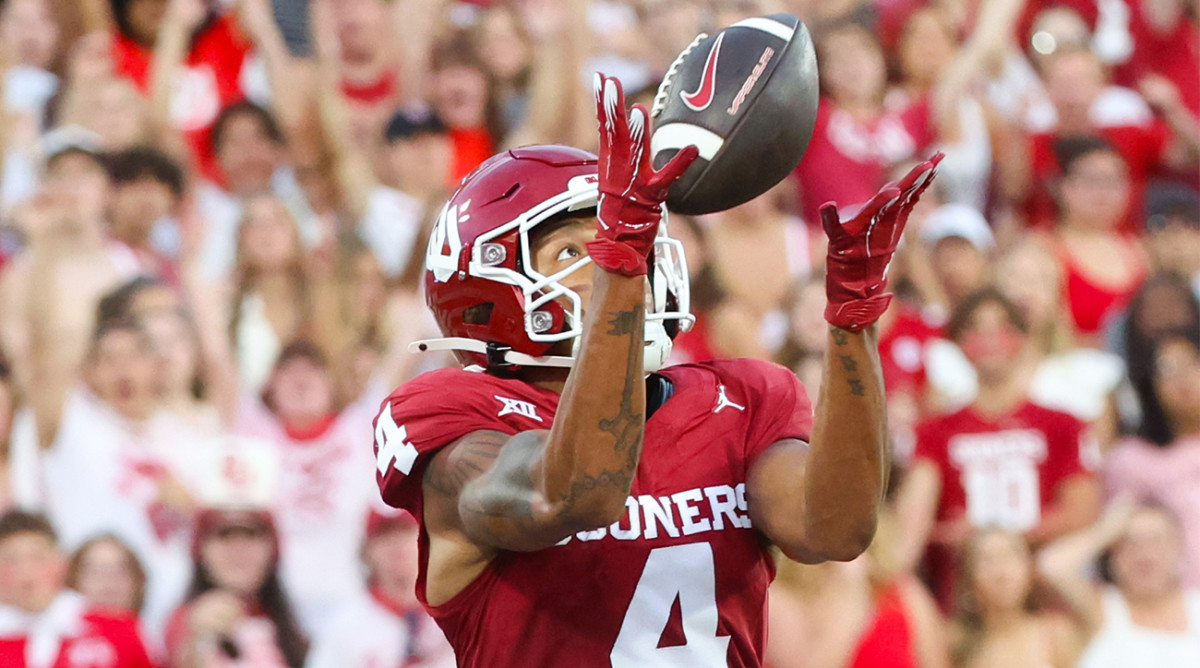 Oklahoma wide receiver Nic Anderson makes a catch vs. Iowa State.