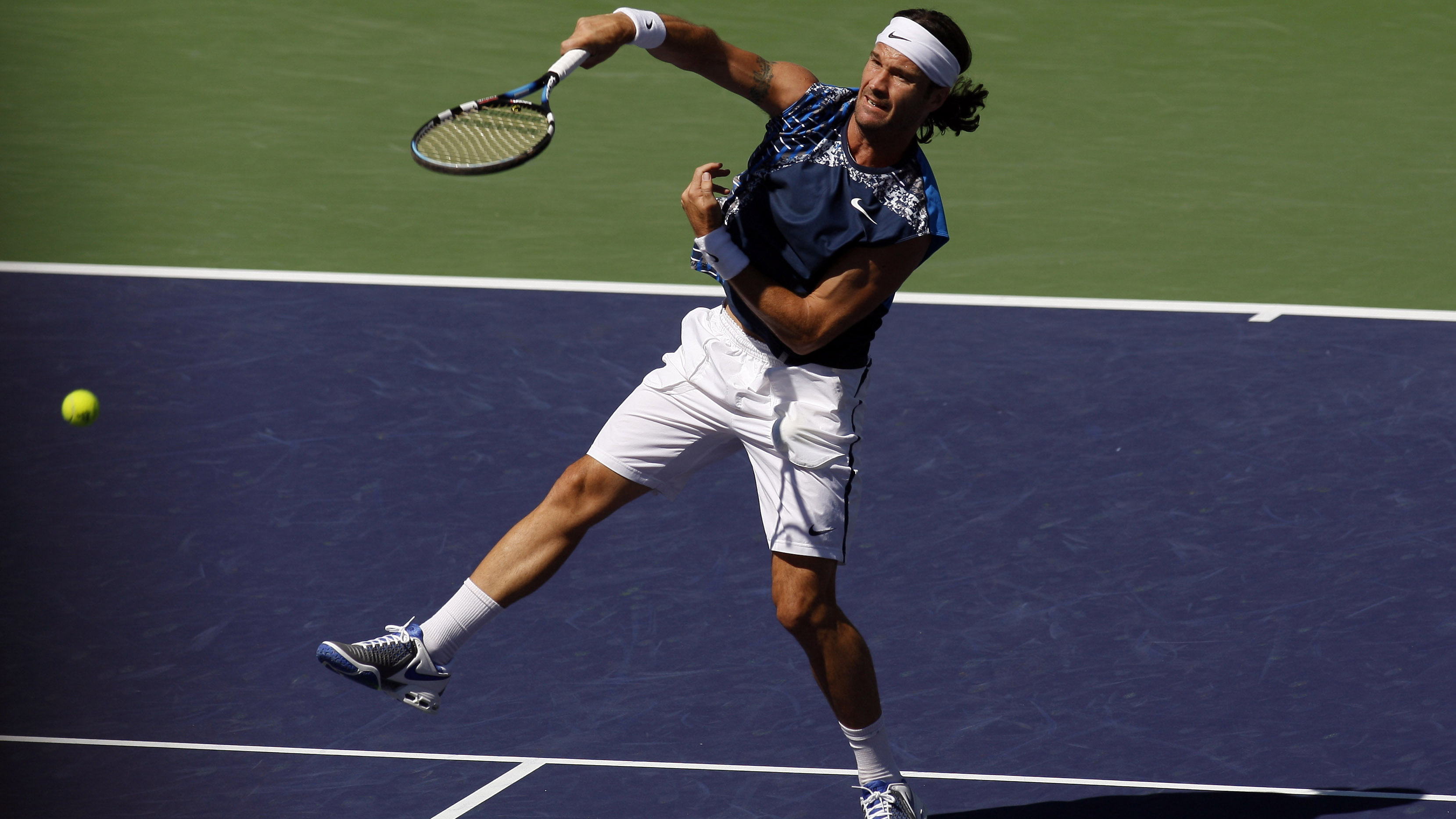 Carlos Moya returns a shot against James Blake.
