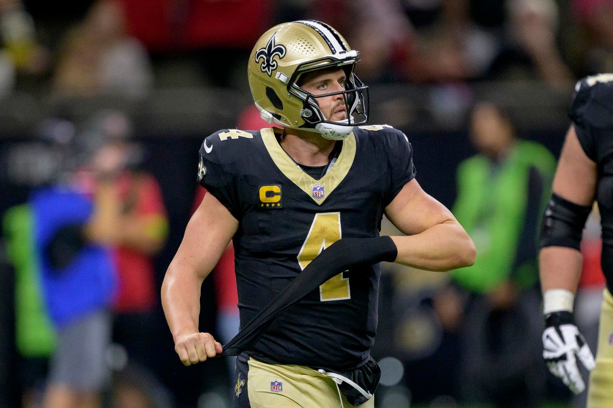 New Orleans Saints quarterback Derek Carr (4) pulls off his sleeve in frustration after a sack and fumble by the Tampa Bay Buccaneers