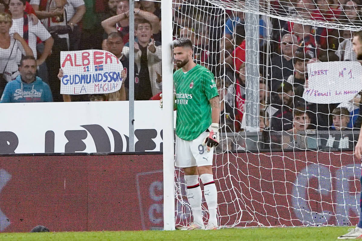 Olivier Giroud pictured wearing Mike Maignan's goalkeeper jersey during AC Milan's 1-0 win at Genoa in October 2023