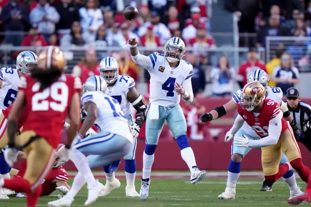 Prescott delivers a pass against the 49ers. 