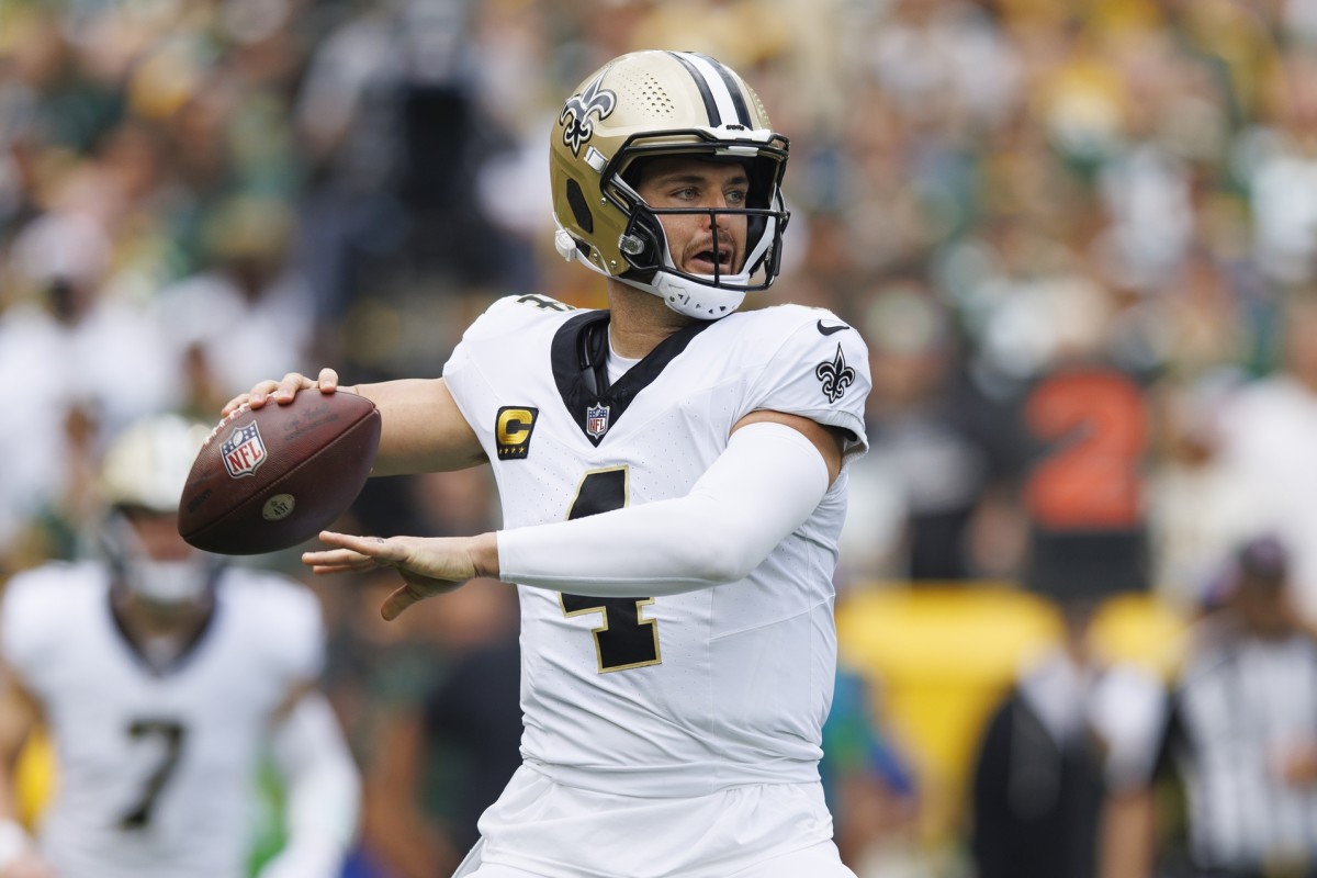 Sep 24, 2023; New Orleans Saints quarterback Derek Carr (4) throws a pass against the Green Bay Packers. Mandatory Credit: Jeff Hanisch-USA TODAY Sports