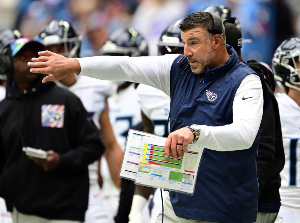 Tennessee Titans head coach Mike Vrabel motions to his team during the first quarter against the Indianapolis Colts at Lucas Oil Stadium. 