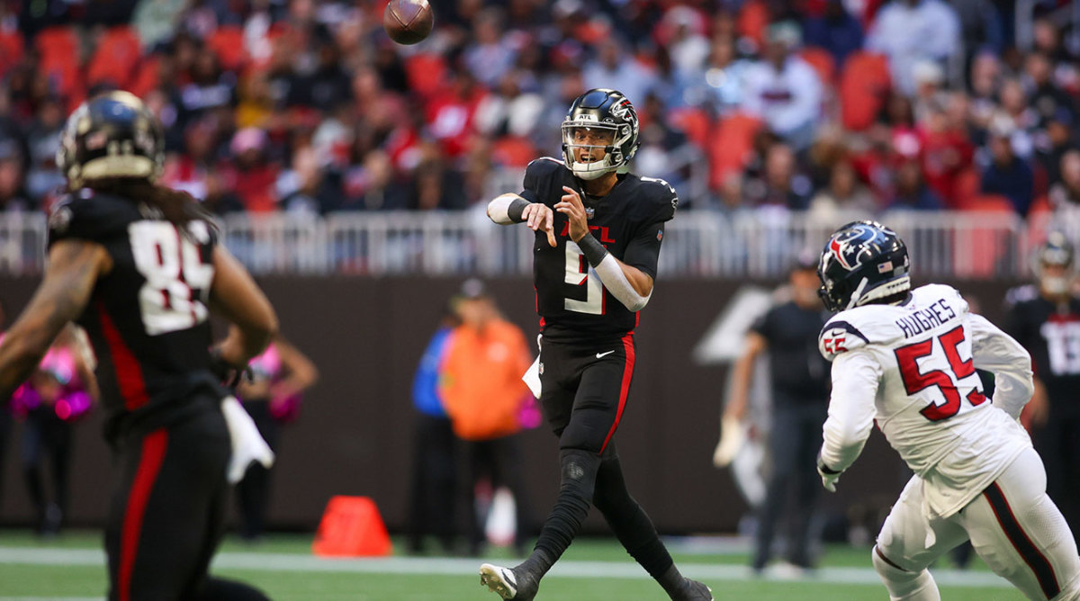 Desmond Ridder throws a pass against the Texans