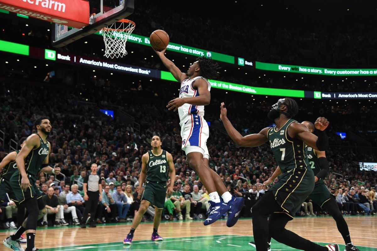 76ers guard Tyrese Maxey going up for a layup against the Celtics.