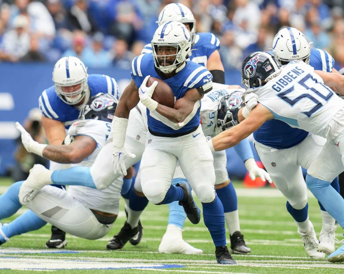 Indianapolis Colts running back Zack Moss (21) rushes the ball for a touchdown Sunday, Oct. 8, 2023, during a game against the Tennessee Titans at Lucas Oil Stadium in Indianapolis.