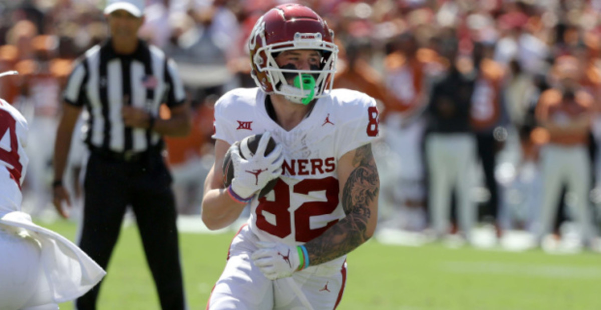 Oklahoma Sooners wide receiver Gavin Freeman catches a pass during a college football game.