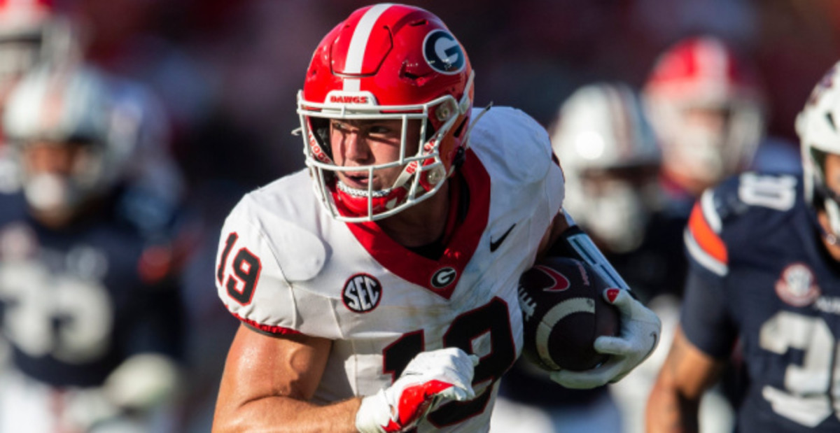 Georgia Bulldogs tight end Brock Bowers catches a pass during a college football game in the SEC.