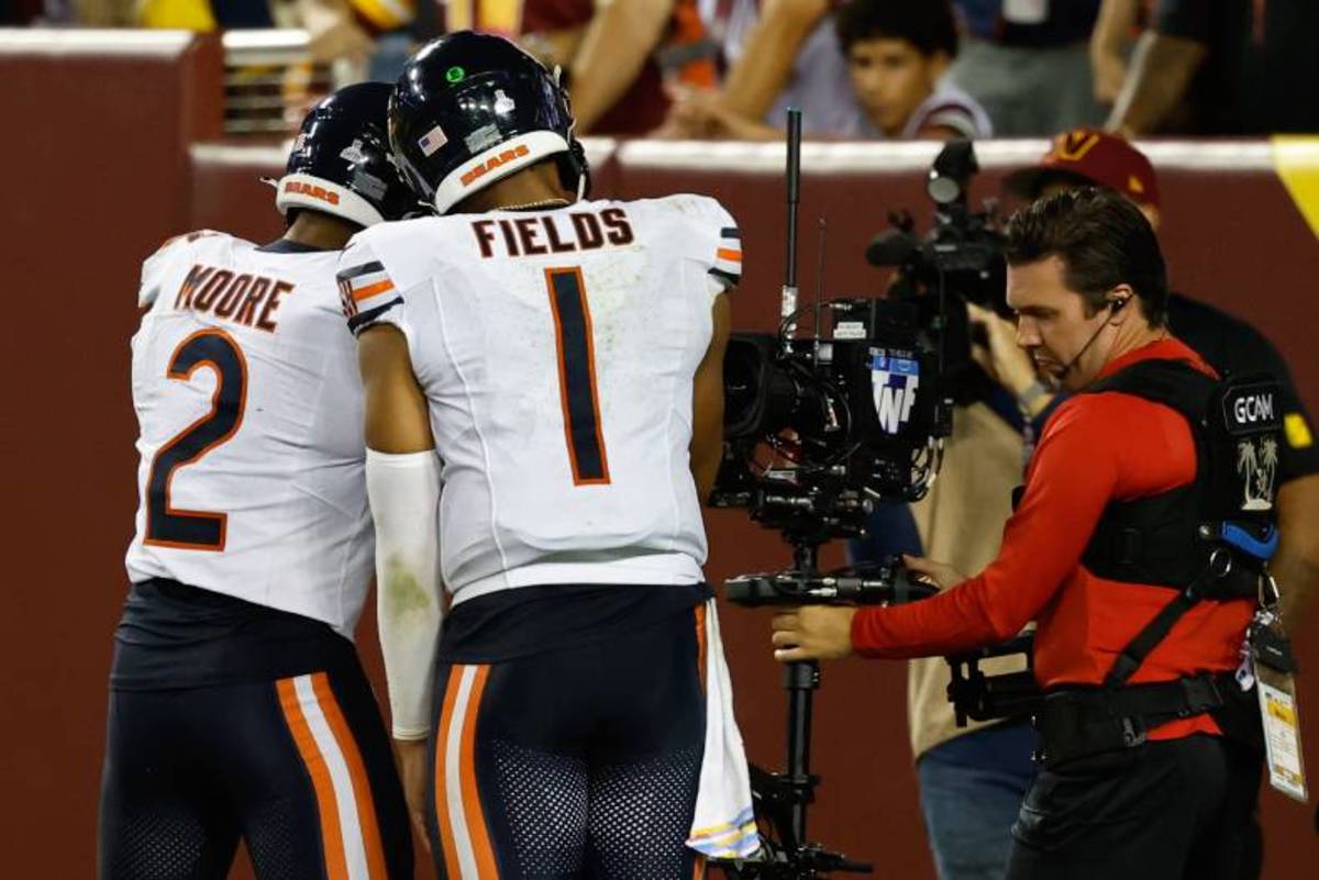Chicago Bears quarterback Justin Fields and wide receiver D.J. Moore