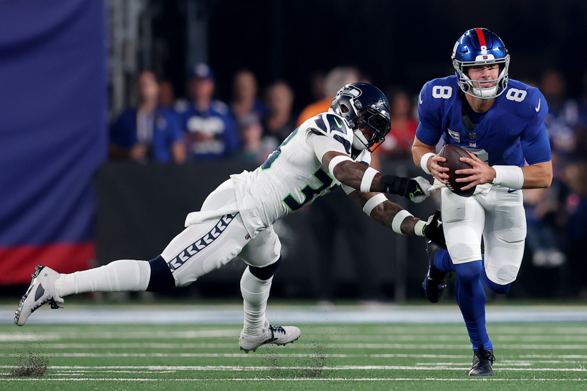 New York Giants quarterback Daniel Jones (8) runs with the ball against Seattle Seahawks safety Jamal Adams (33) during the first quarter at MetLife Stadium. 