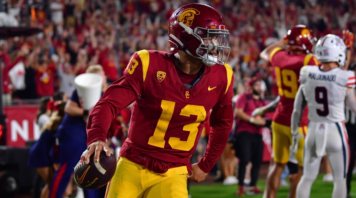 USC quarterback Caleb Williams (13) scores on a two-point conversion against Arizona.