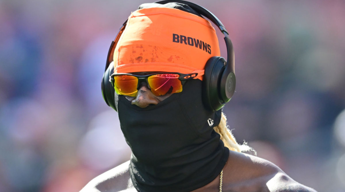 Browns tight end David Njoku wears a mask before a game against the Ravens.