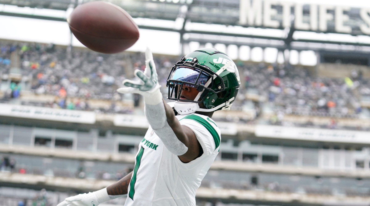 Jets cornerback Sauce Gardner defends a pass.