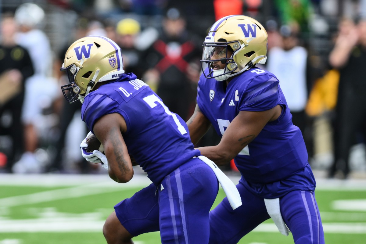 Dillon Johnson takes a handoff from Michael Penix Jr.