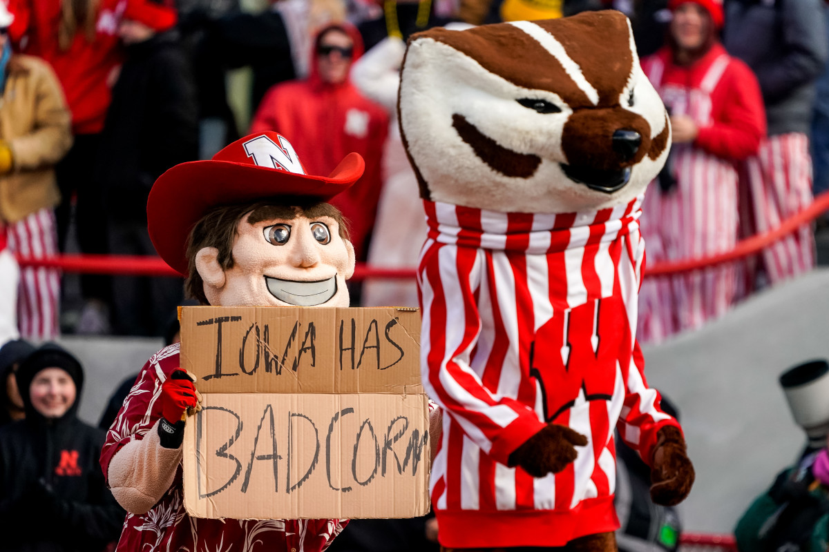 3 Reasons why Wisconsin will STOMP Iowa for the Heartland Trophy