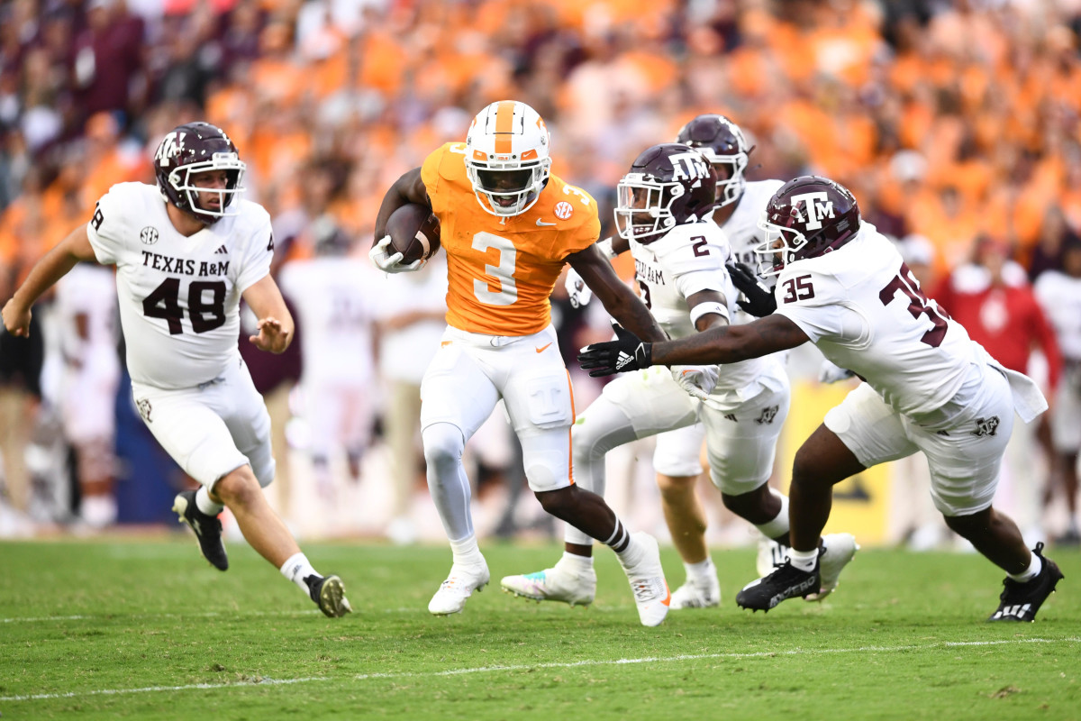 Tennessee Volunteers defensive back Dee Williams (No. 3) evades a swarm of Texas A&M defenders for a punt return touchdown at Neyland Stadium 