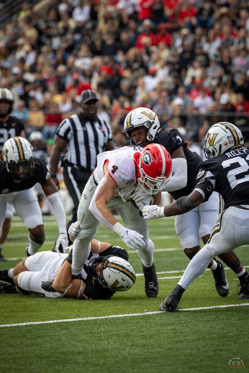 Georgia TE Oscar Delp carries defenders for a first down against Vanderbilt