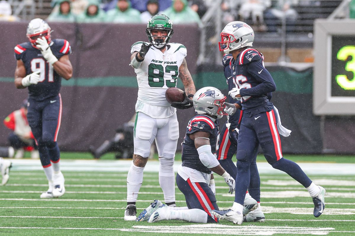 Jets' TE Tyler Conklin (83) signals first down vs. Patriots