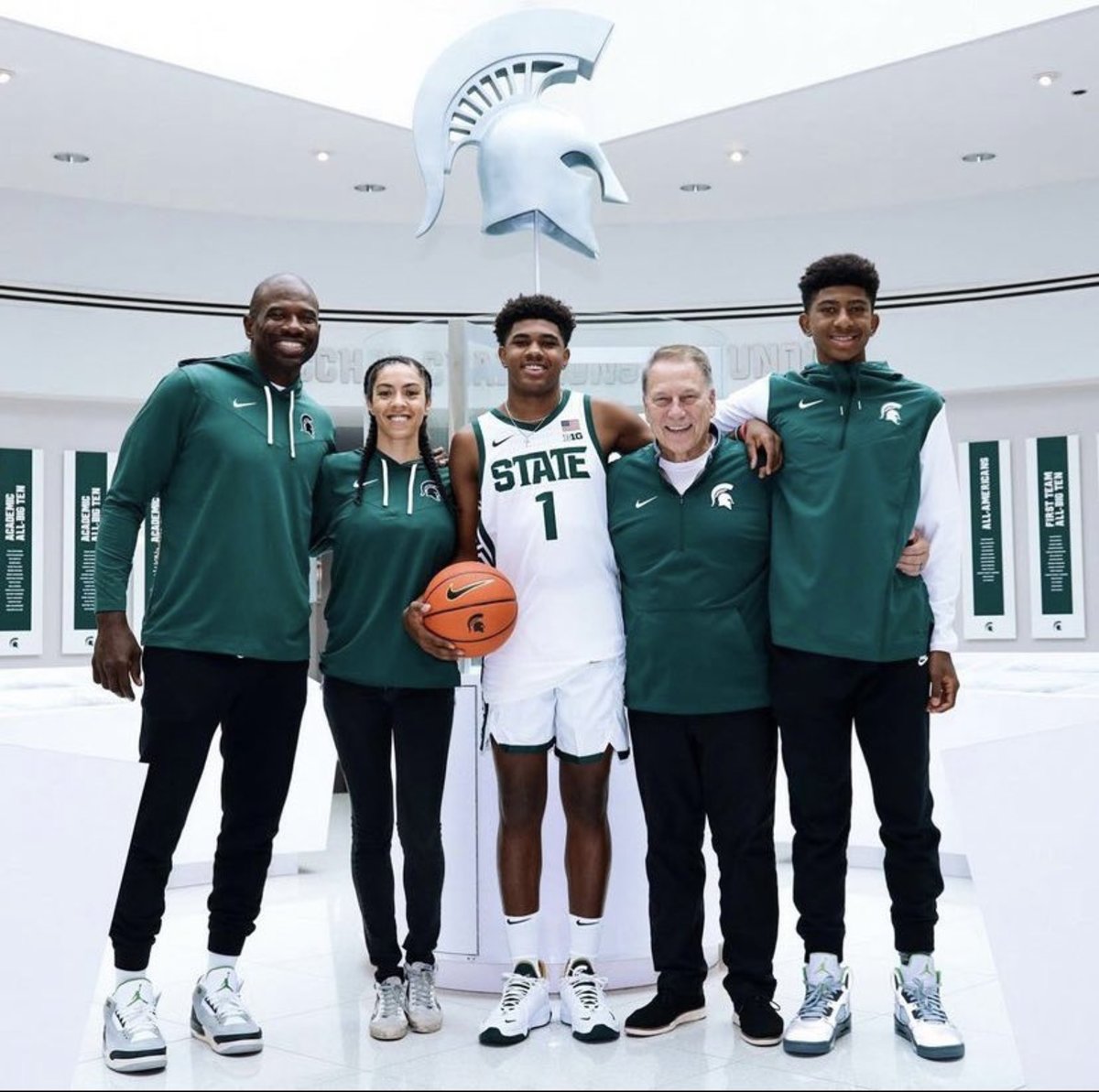 Four-star 2024 combo-guard Jase Richardson poses with Michigan State men's basketball head coach Tom Izzo and his family on a visit to East Lansing.