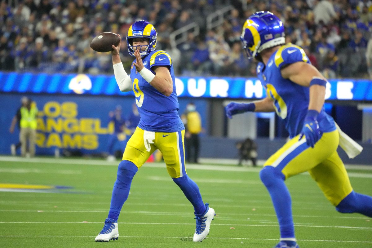 Los Angeles Rams quarterback Matthew Stafford (9) throws a pass to wide receiver Cooper Kupp (10)