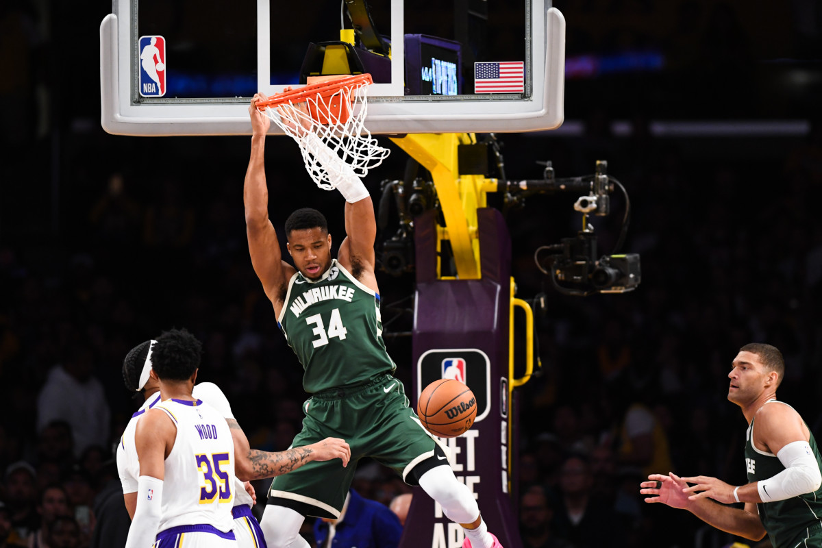 Milwaukee Bucks forward Giannis Antetokounmpo (34) dunk in the first quarter against the Los Angeles Lakers 