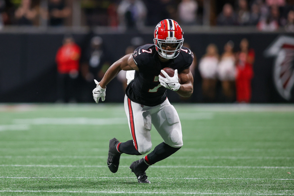 Atlanta Falcons running back Bijan Robinson (7) runs after a catch against the Washington Commanders in the second quarter at Mercedes-Benz Stadium.