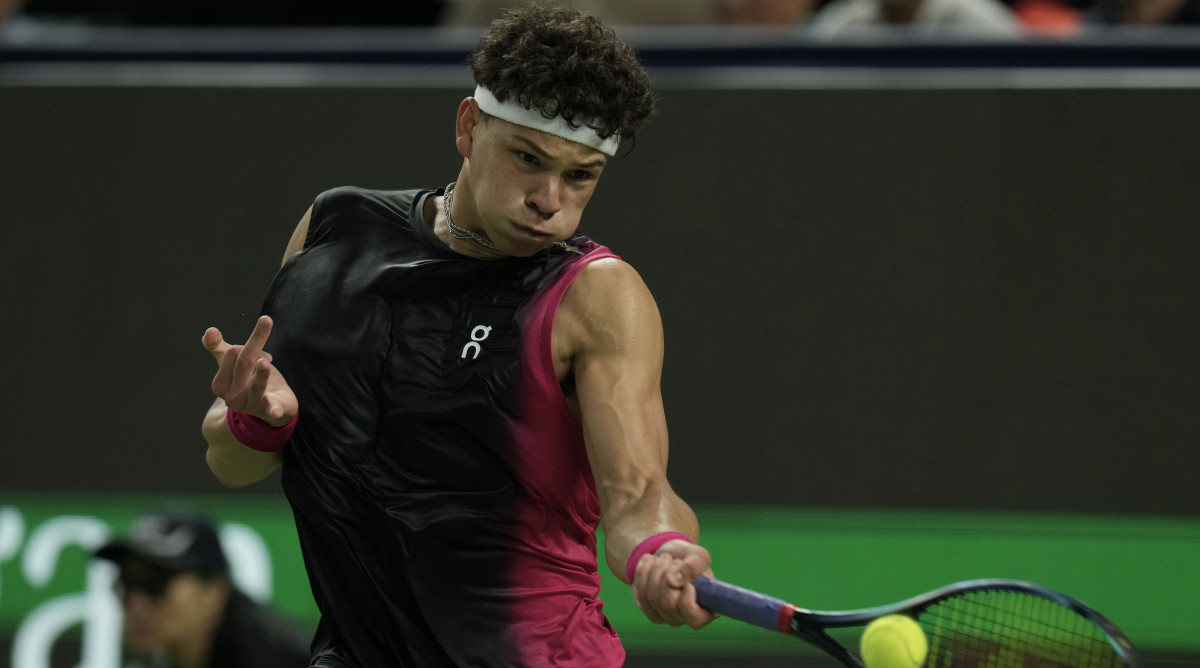 Ben Shelton returns a shot