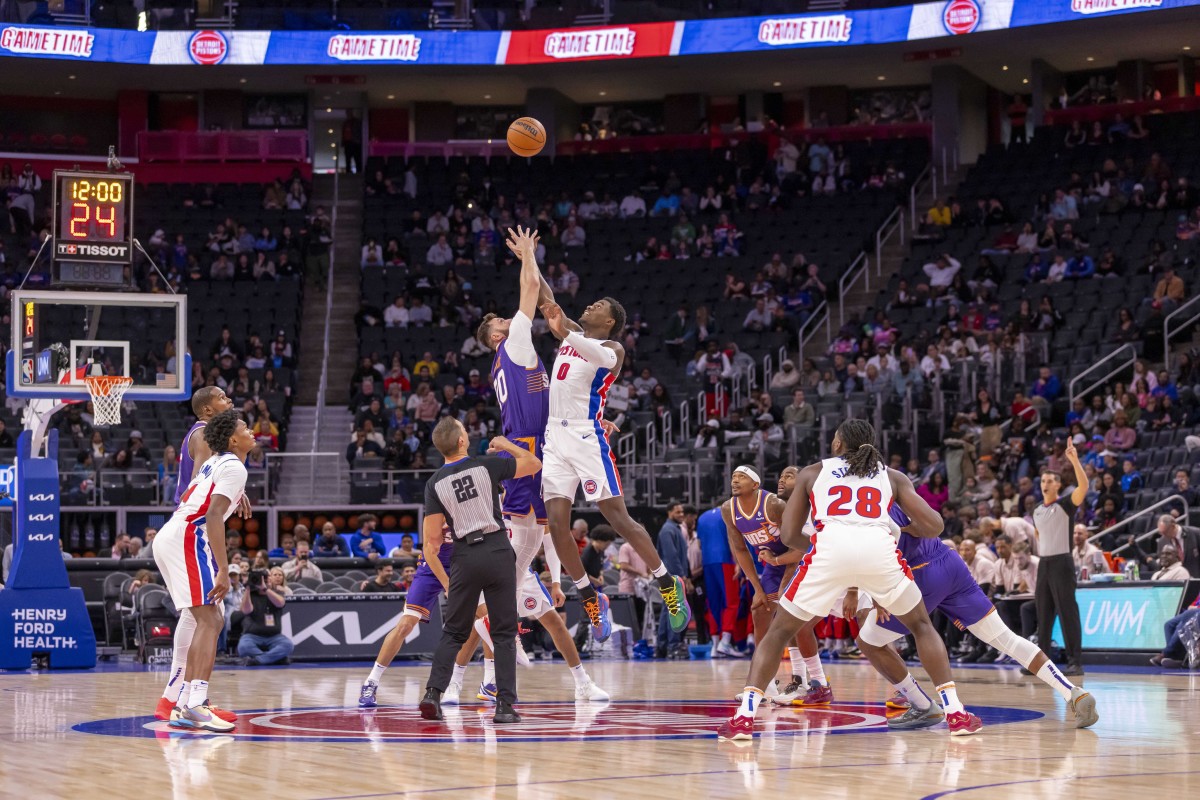 Detroit Pistons center Jalen Duren and Phoenix Suns forward Nassir Little participate in a jump ball