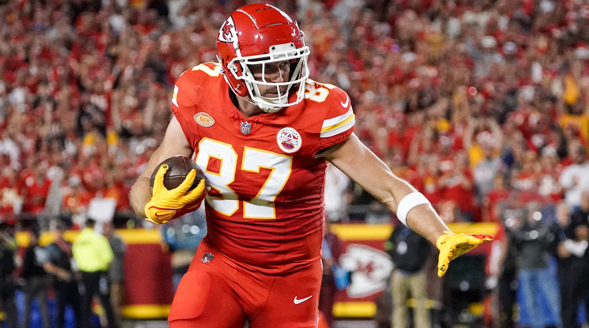 Chiefs tight end Travis Kelce (87) runs the ball against the Broncos during the first half at GEHA Field at Arrowhead Stadium.