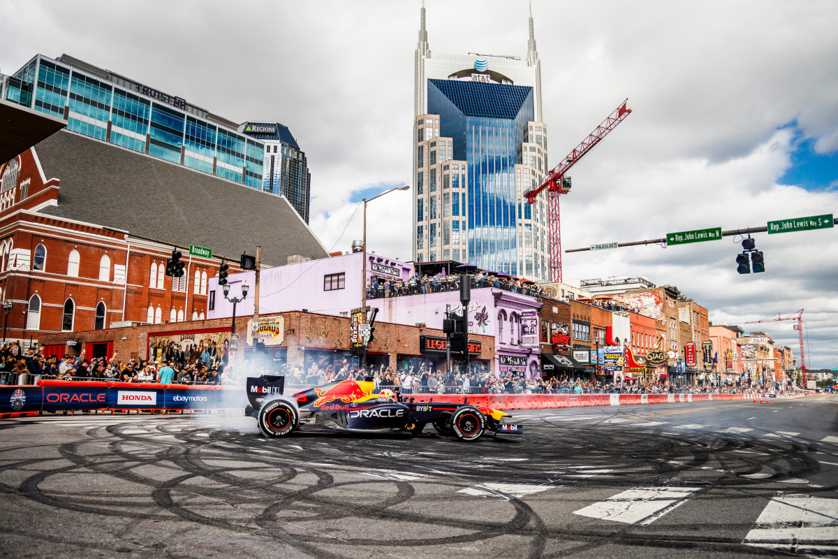 F1 driver Daniel Ricciardo tears up the street in downtown Nashville. (Photo Credit: Photog / Red Bull Content Pool)