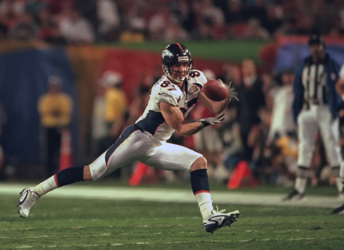 Ed McCaffrey lunges to make a catch for the Broncos in Super Bowl XXXIII