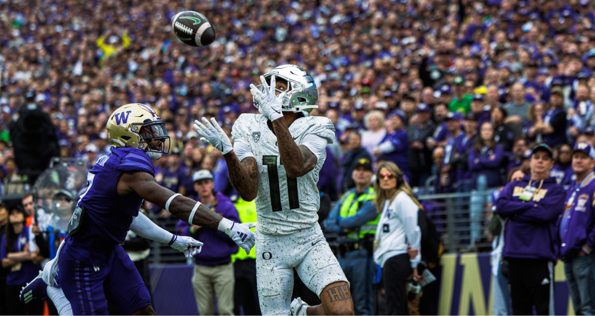 Oregon Ducks wide receiver Troy Franklin catches a touchdown pass against the Washington Huskies.