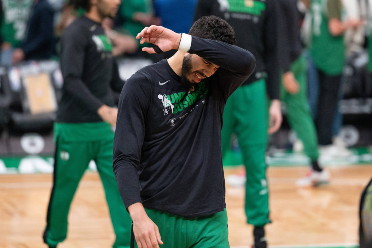 Jayson Tatum de los Boston Celtics con una mano sobre la frente