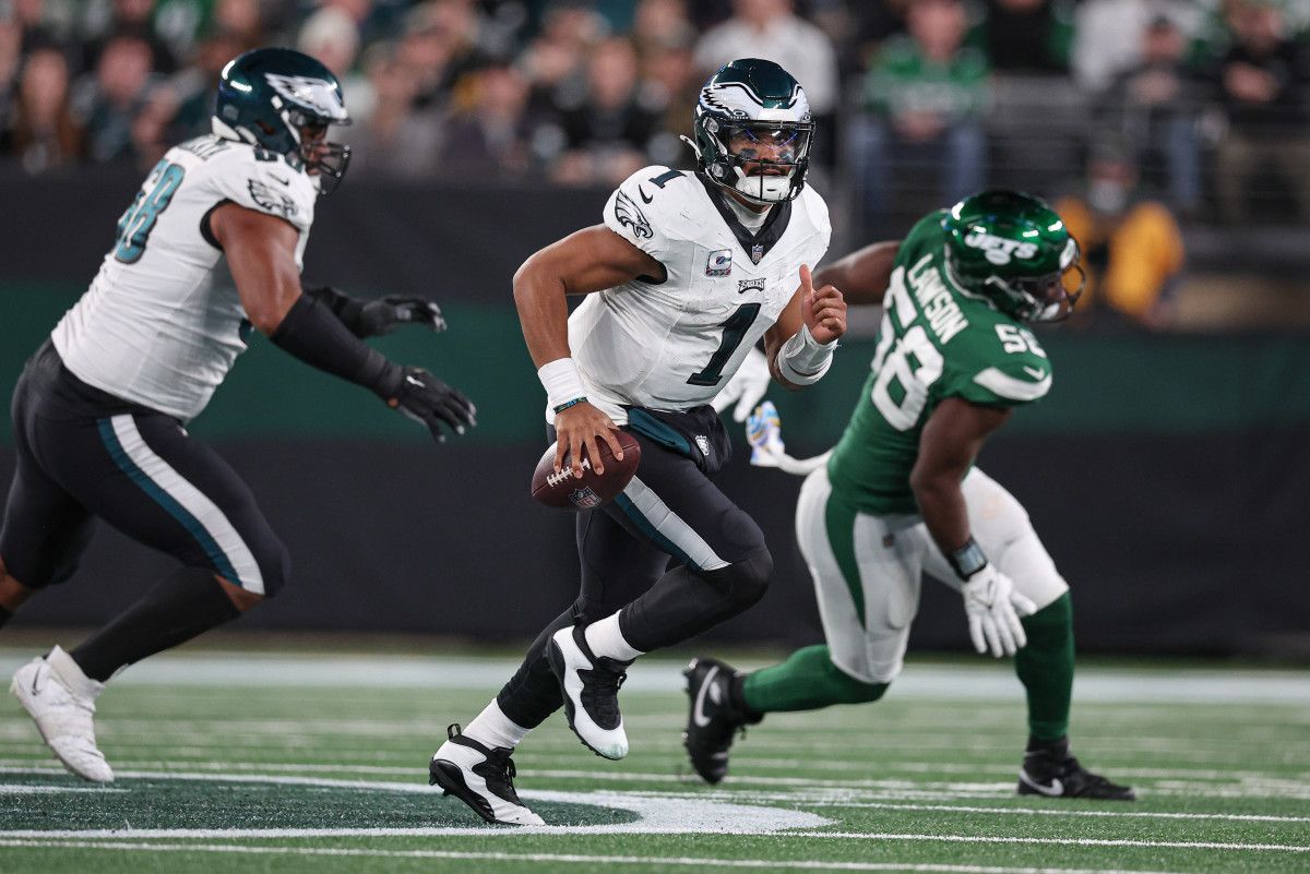 Jets' DE Carl Lawson (58) pursues Eagles' QB Jalen Hurts (1)