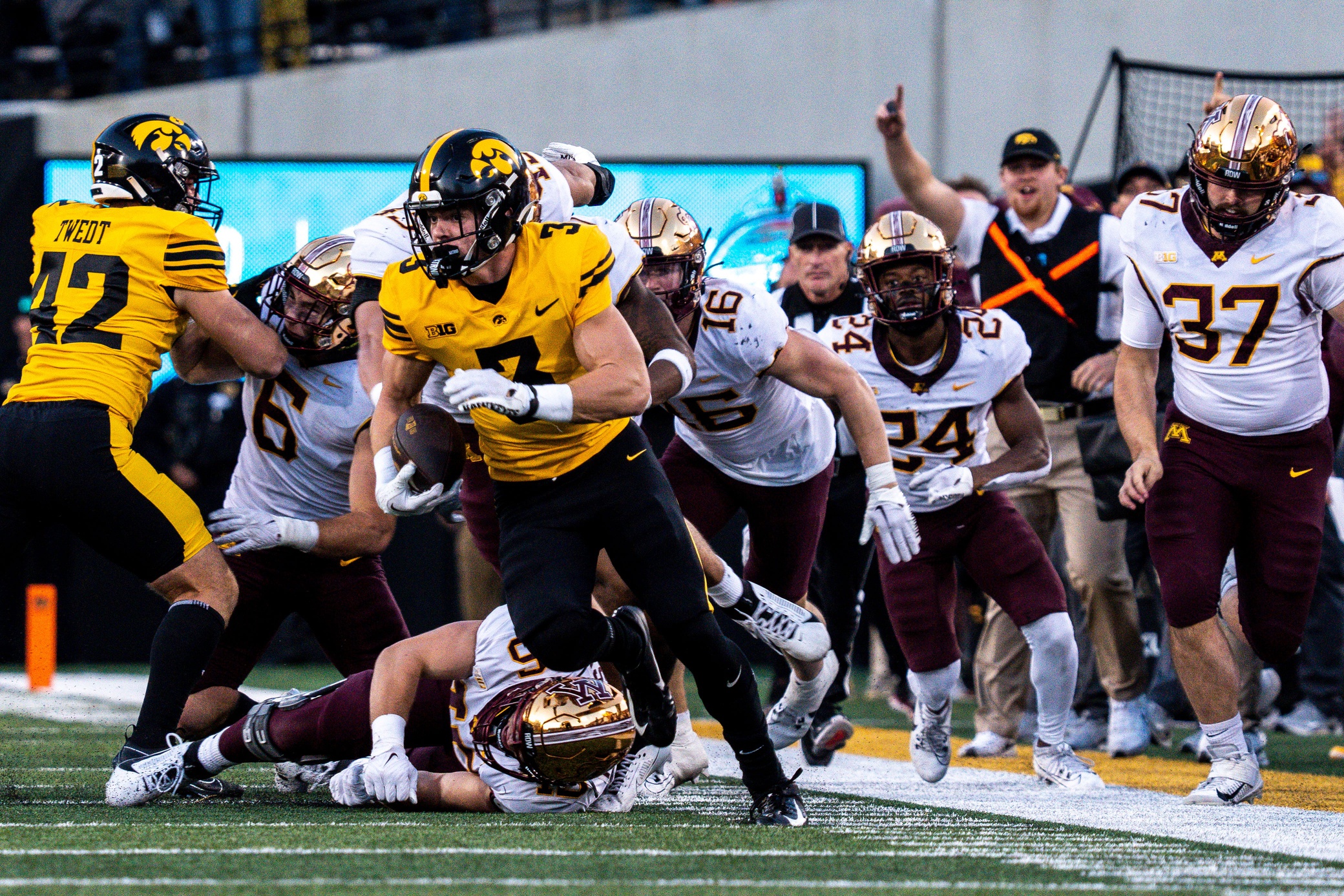 College football torn over controversial punt return in Minnesota-Iowa game  - Sports Illustrated Minnesota Sports, News, Analysis, and More