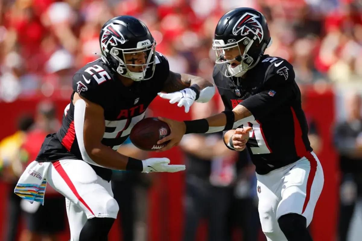 Desmond Ridder hands off to Tyler Allgeier in the first half of the Atlanta Falcons' game against the Tampa Bay Buccaneers.