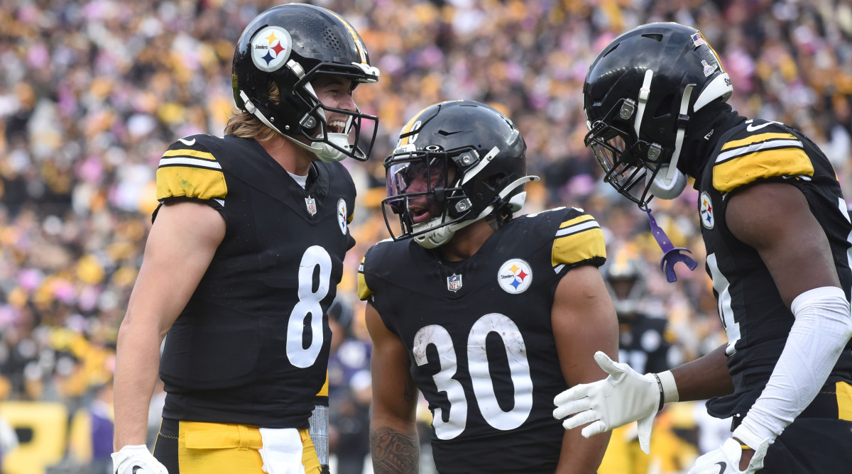 Kenny Pickett (8) celebrates a game-winning touchdown with wide receiver George Pickens (14) and running back Jaylen Warren 