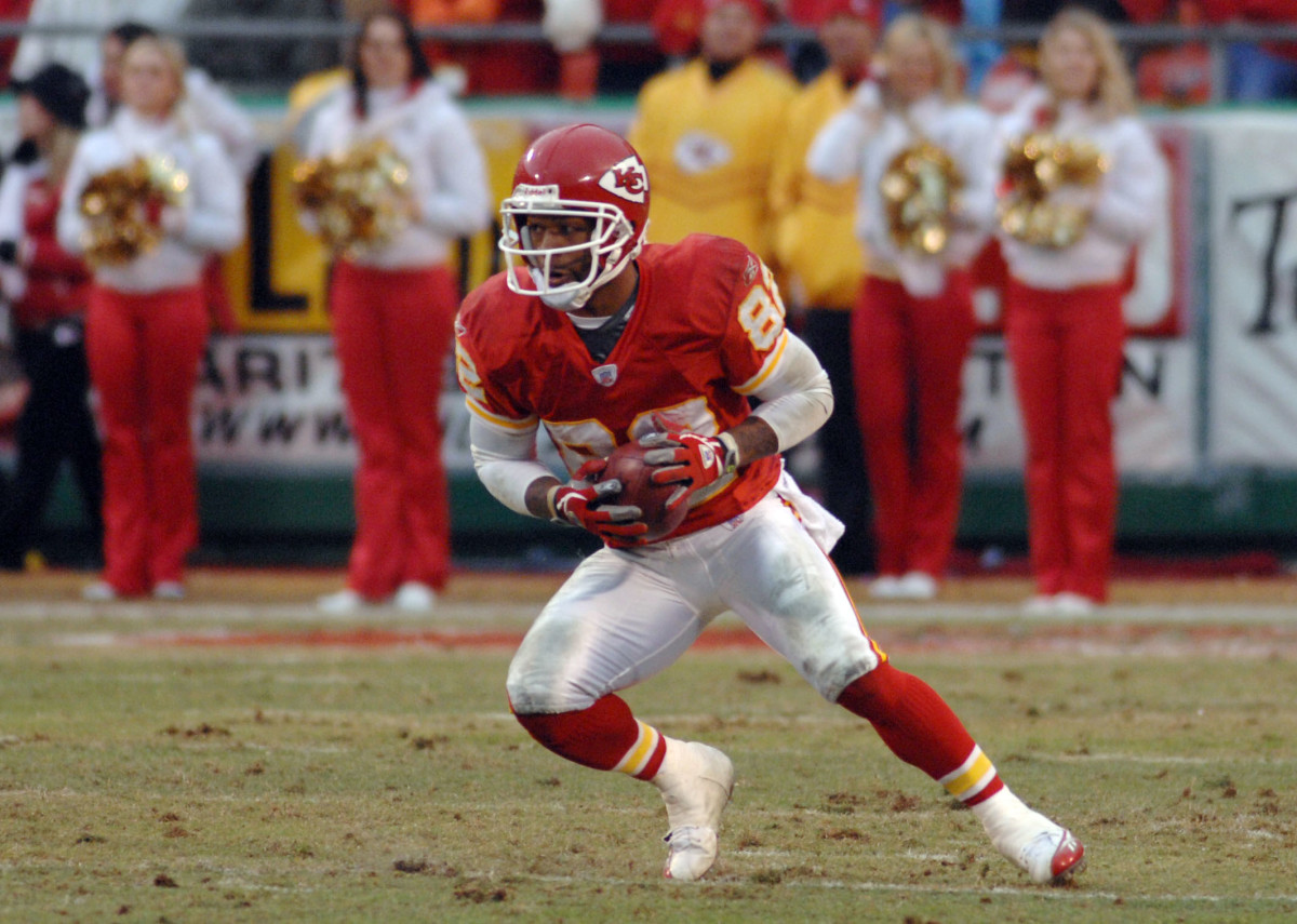 Dec 31, 2006: Kansas City, MO, USA: Kansas City Chiefs wide receiver (82) Dante Hall returns a punt from Jacksonville Jaguars punter (2) Chris Hanson (not pictured) in the third quarter as the Chiefs defeat the Jaguars 35-30 at Arrowhead Stadium in Kansas City, MO.