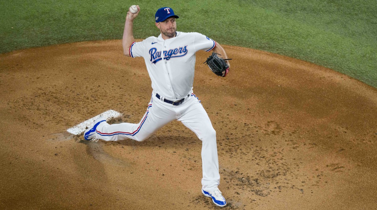 Rangers righty Max Scherzer pitching.