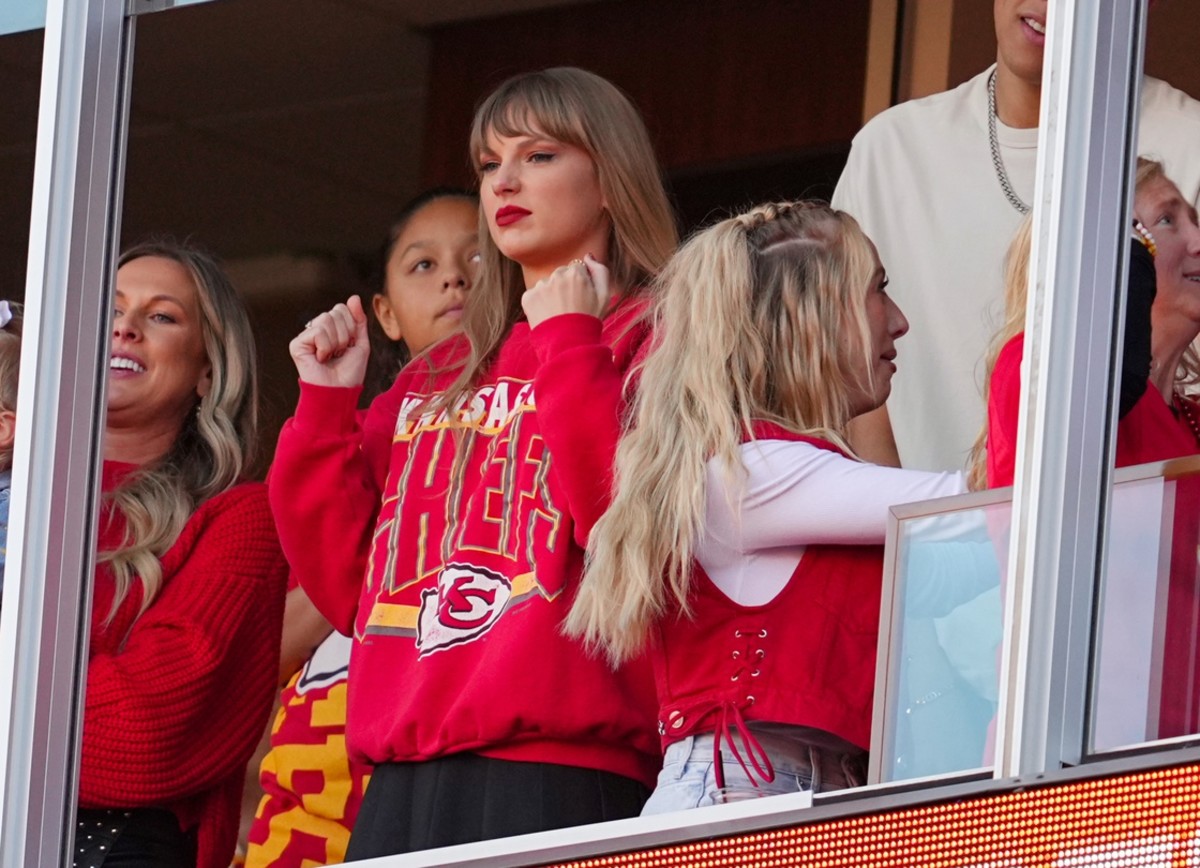 Taylor Swift acudió al duelo entre Chiefs y Chargers a apoyar a su pareja Travis Kelce